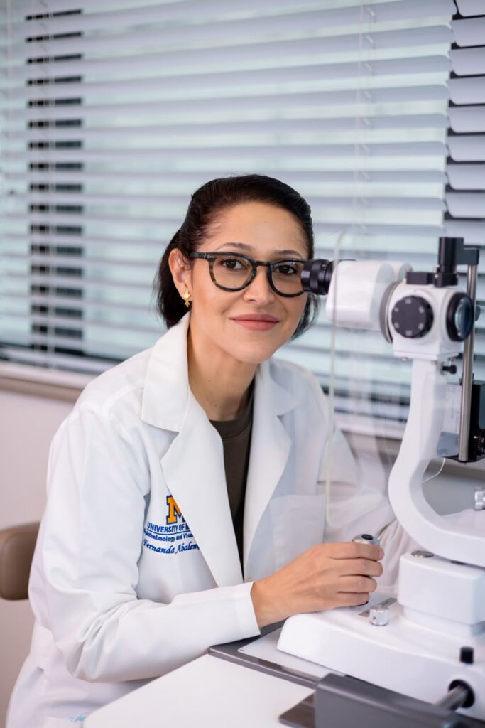 Est laborum voluptatem est deserunt magni ab similique similique. 3 Dra. Maria Fernanda Abalem, oftalmologista, em seu consultório em Pinheiros, São Paulo